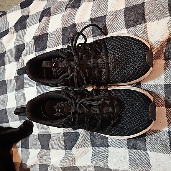 Puma Shoes - Black light weight, soft foam, puma shoes. Size 10